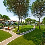 With Shared Garden And Swimming Pool Apartmán Bibione