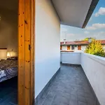 Apartmán With Shared Garden And Swimming Pool *