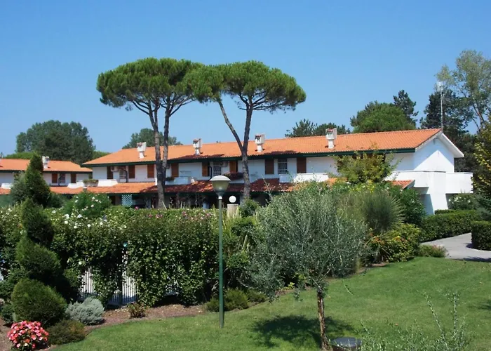 With Shared Garden And Swimming Pool Apartmán