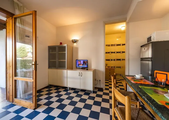 With Shared Garden And Swimming Pool Apartmán *